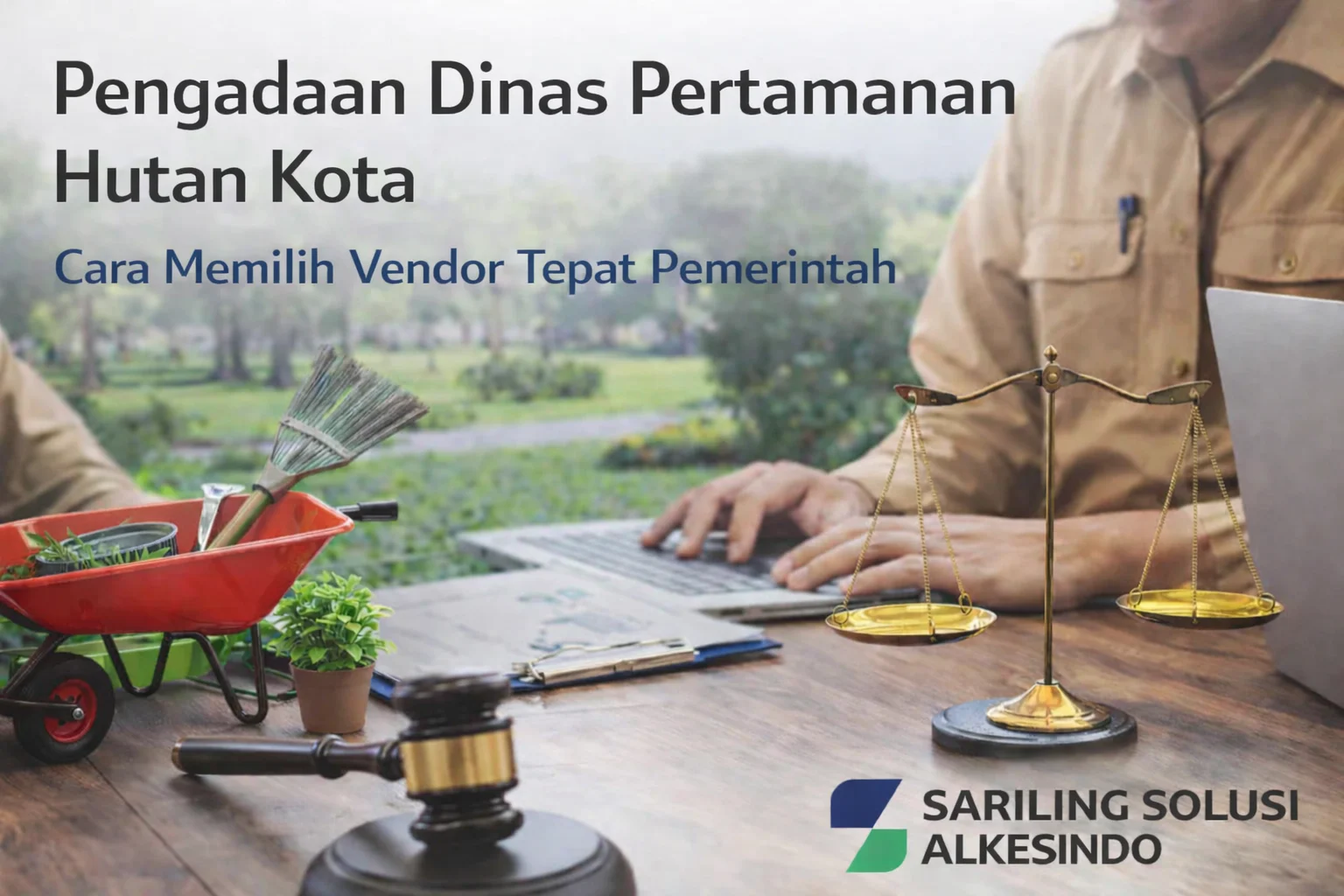 Banner pengadaan Dinas Pertamanan Hutan Kota dengan ilustrasi alat berkebun, gerobak taman, timbangan hukum, dan ASN bekerja di laptop, serta tulisan cara memilih vendor pemerintah oleh Sariling Solusi Alkesindo.