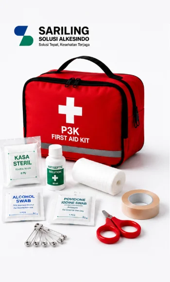 Kotak P3K putih lengkap dengan perlengkapan medis darurat seperti kasa steril, antiseptik, gunting medis, dan plester dengan logo Sariling Solusi Alkesindo dalam tampilan landscape profesional