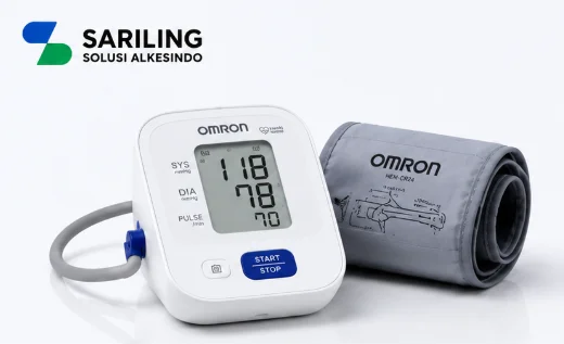 Tensimeter digital Omron dengan manset abu-abu pada background putih bersih lengkap dengan logo Sariling Solusi Alkesindo untuk kebutuhan pemantauan tekanan darah profesional.