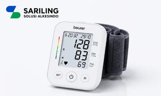 Tensimeter digital Beurer modern dengan tampilan layar besar dan desain minimalis disandingkan logo Sariling Solusi Alkesindo