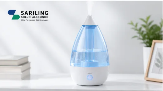 Humidifier desain minimalis putih dengan aksen kayu dari Sariling Solusi Alkesindo untuk udara lebih lembap dan sehat di dalam ruangan