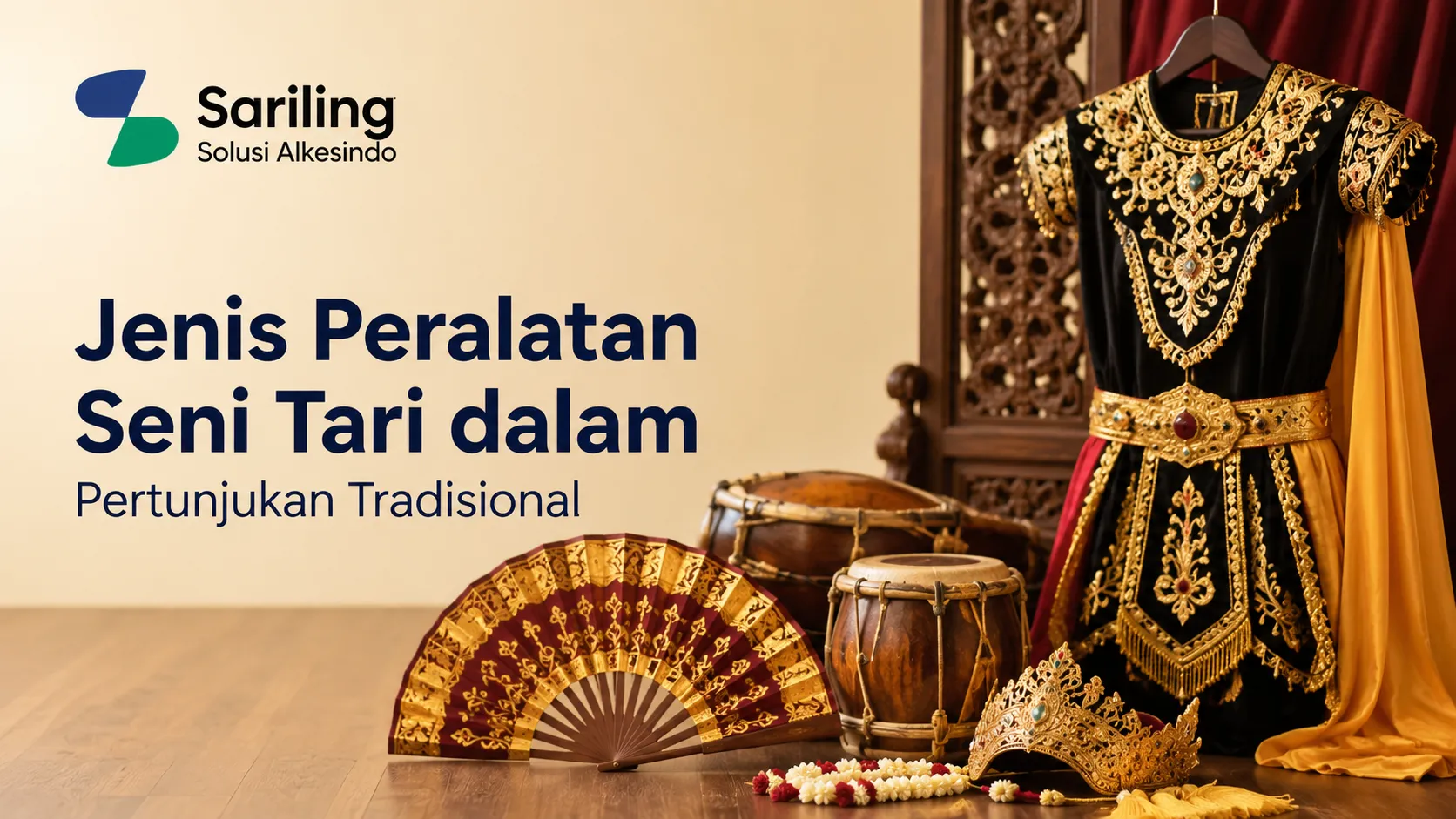 Kostum tari tradisional hitam emas, kendang, kipas, dan mahkota dengan teks Jenis Peralatan Seni Tari dalam Pertunjukan Tradisional.