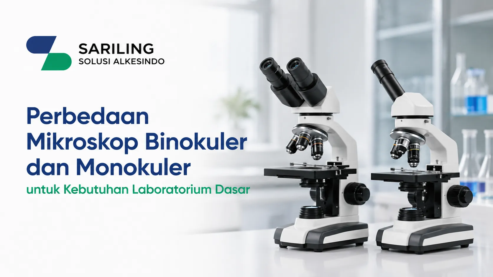 Infografis dari Sariling Solusi Alkesindo bertajuk Perbedaan Mikroskop Binokuler dan Monokuler untuk Kebutuhan Laboratorium Dasar. Desain grafis menampilkan logo perusahaan di pojok kiri atas dan teks judul berwarna biru tua, bersanding dengan visual dua buah unit mikroskop laboratorium berwarna putih-hitam di atas meja; satu unit mikroskop binokuler dengan dua buah lensa pengamat (okuler) di sebelah kiri, dan satu unit mikroskop monokuler dengan satu lensa pengamat di sebelah kanan, berlatar belakang ruang lab sains yang bersih.