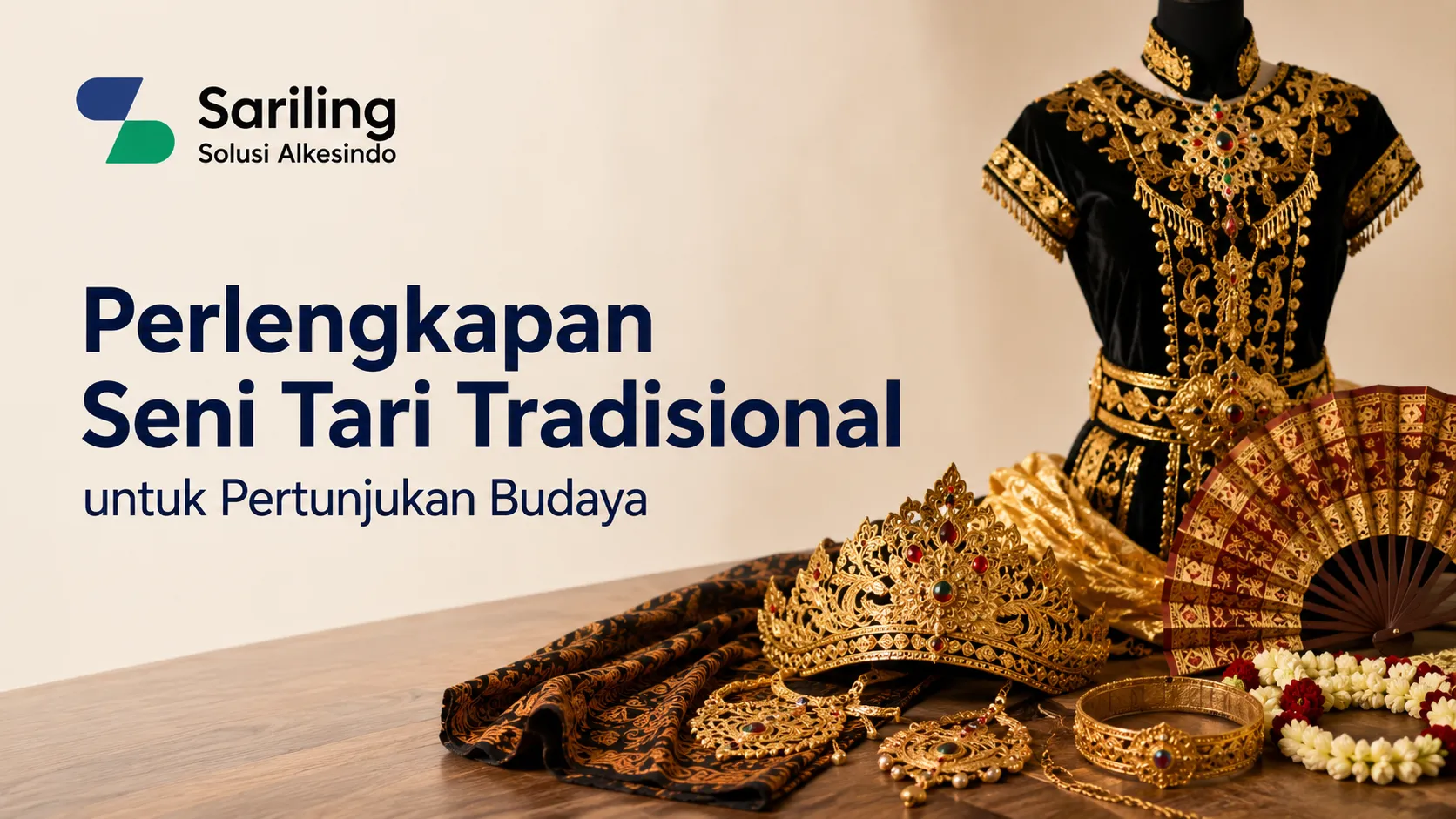 Kostum tari tradisional hitam emas pada maneken, mahkota emas, kipas, gelang, kain batik, dan ronce melati di atas meja kayu. Terdapat logo Sariling Solusi Alkesindo dengan teks Perlengkapan Seni Tari Tradisional untuk Pertunjukan Budaya.