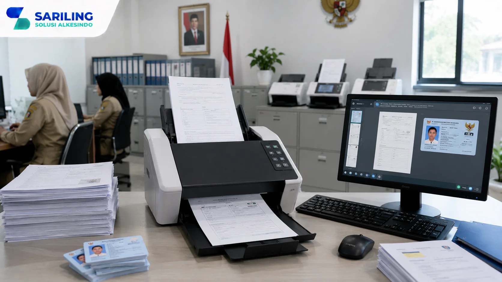 Foto realistis profesional yang menampilkan scanner dokumen berkecepatan tinggi untuk digitalisasi dokumen kependudukan di lingkungan kantor pemerintahan, terhubung dengan komputer yang menampilkan hasil pemindaian dokumen administrasi, dilengkapi logo Sariling Solusi Alkesindo di pojok kiri atas.