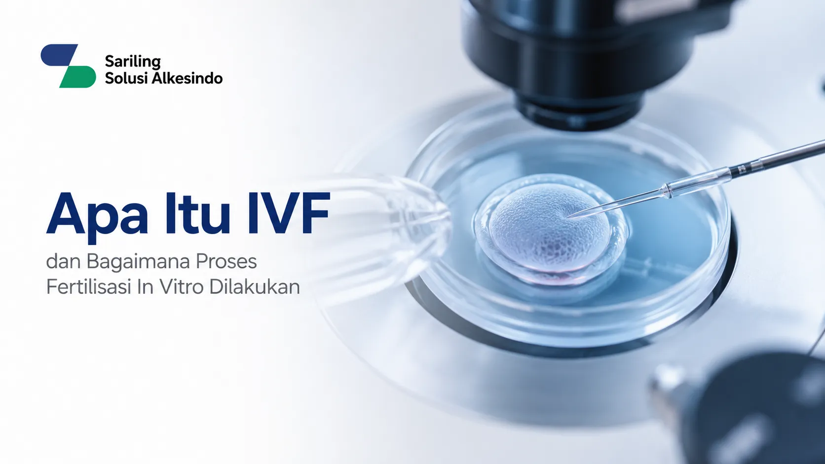 Visualisasi proses kloning atau bayi tabung di cawan petri di bawah mikroskop laboratorium dengan jarum mikroinjeksi medis. Terdapat logo Sariling Solusi Alkesindo serta teks Apa Itu IVF dan Bagaimana Proses Fertilisasi In Vitro Dilakukan.