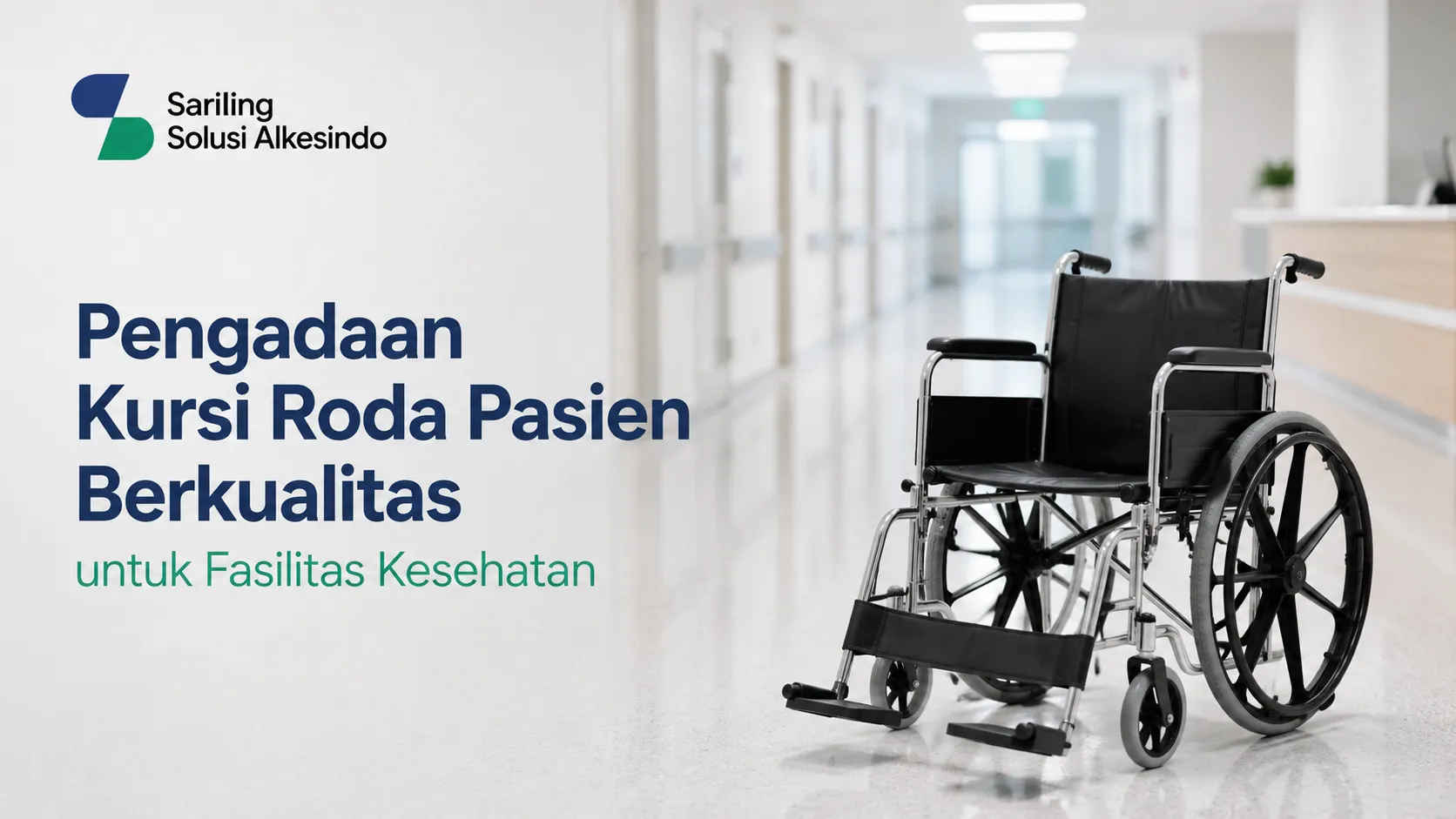 Kursi roda medis berwarna hitam dengan rangka krom berdiri di koridor rumah sakit yang bersih. Terdapat logo Sariling Solusi Alkesindo serta teks Pengadaan Kursi Roda Pasien Berkualitas untuk Fasilitas Kesehatan.