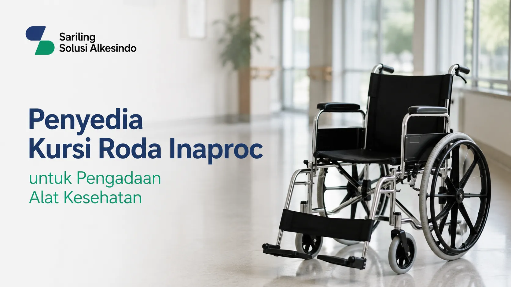 Kursi roda medis dengan dudukan hitam dan rangka krom mengkilap berdiri di koridor gedung rumah sakit. Terdapat logo Sariling Solusi Alkesindo serta teks Penyedia Kursi Roda Inaproc untuk Pengadaan Alat Kesehatan.