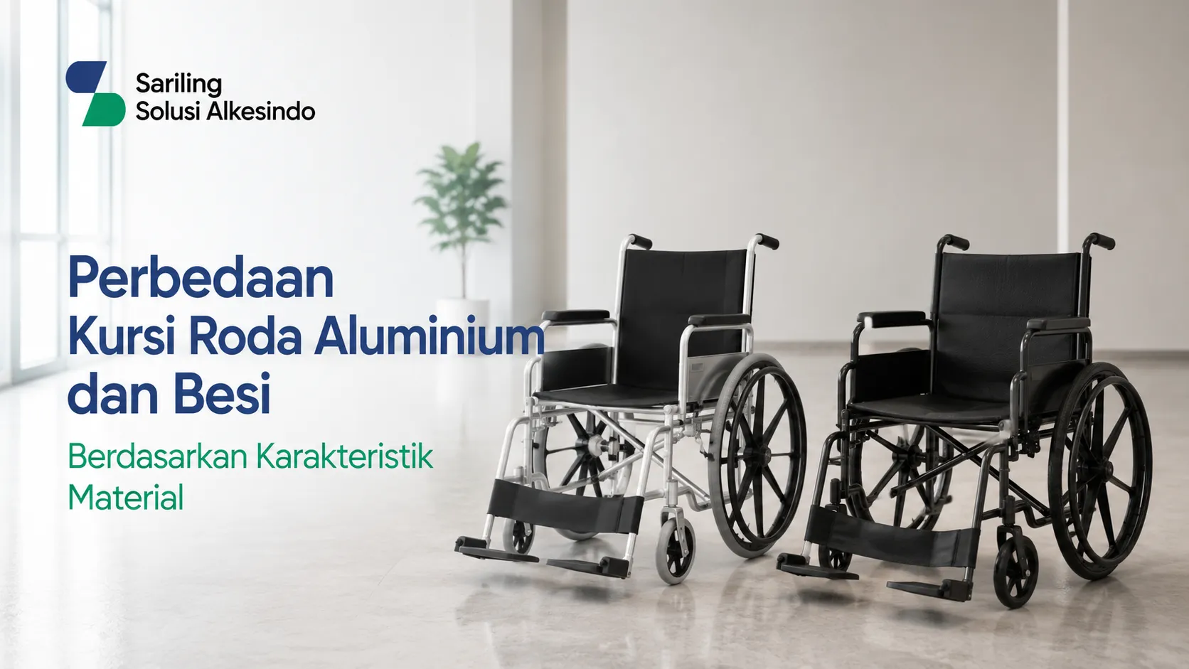 Dua jenis kursi roda medis medis berjejer di koridor rumah sakit; kursi roda kiri bermaterial aluminium dengan rangka perak mengkilap, sedangkan kursi roda kanan bermaterial besi dengan rangka hitam pekat. Terdapat logo Sariling Solusi Alkesindo serta teks Perbedaan Kursi Roda Aluminium dan Besi Berdasarkan Karakteristik Material.