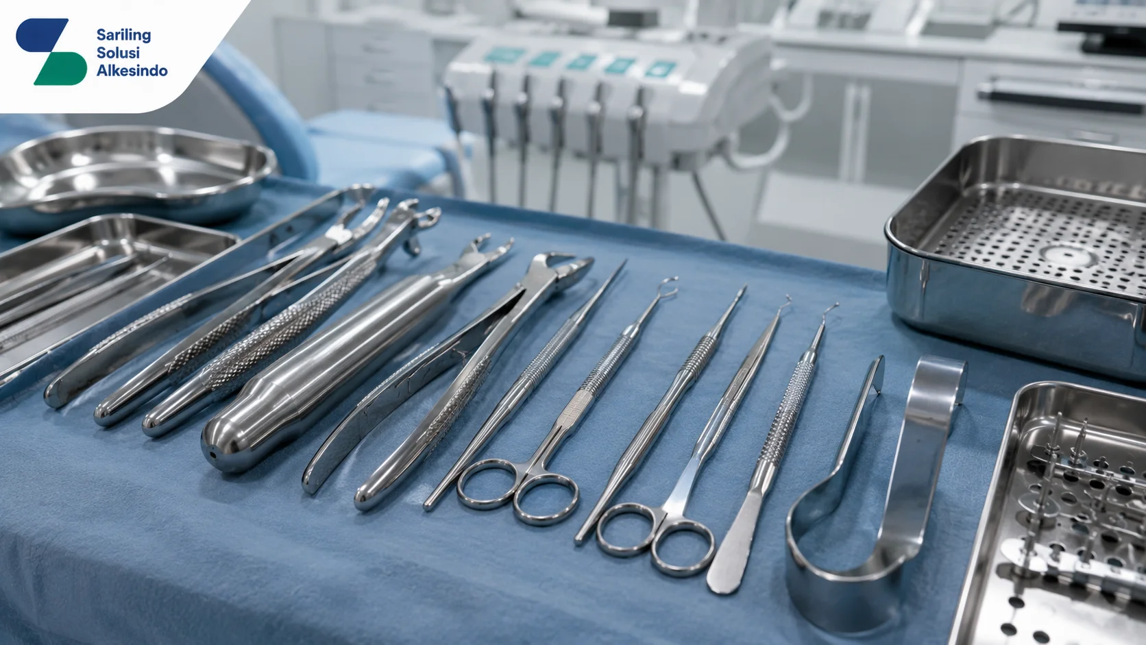 Close-up berbagai instrumen bedah gigi steril seperti dental forceps, elevator, needle holder, surgical scissors, curette, scalpel handle, retractor, dan tray stainless steel yang tersusun rapi di ruang operasi gigi modern dengan logo Sariling Solusi Alkesindo.