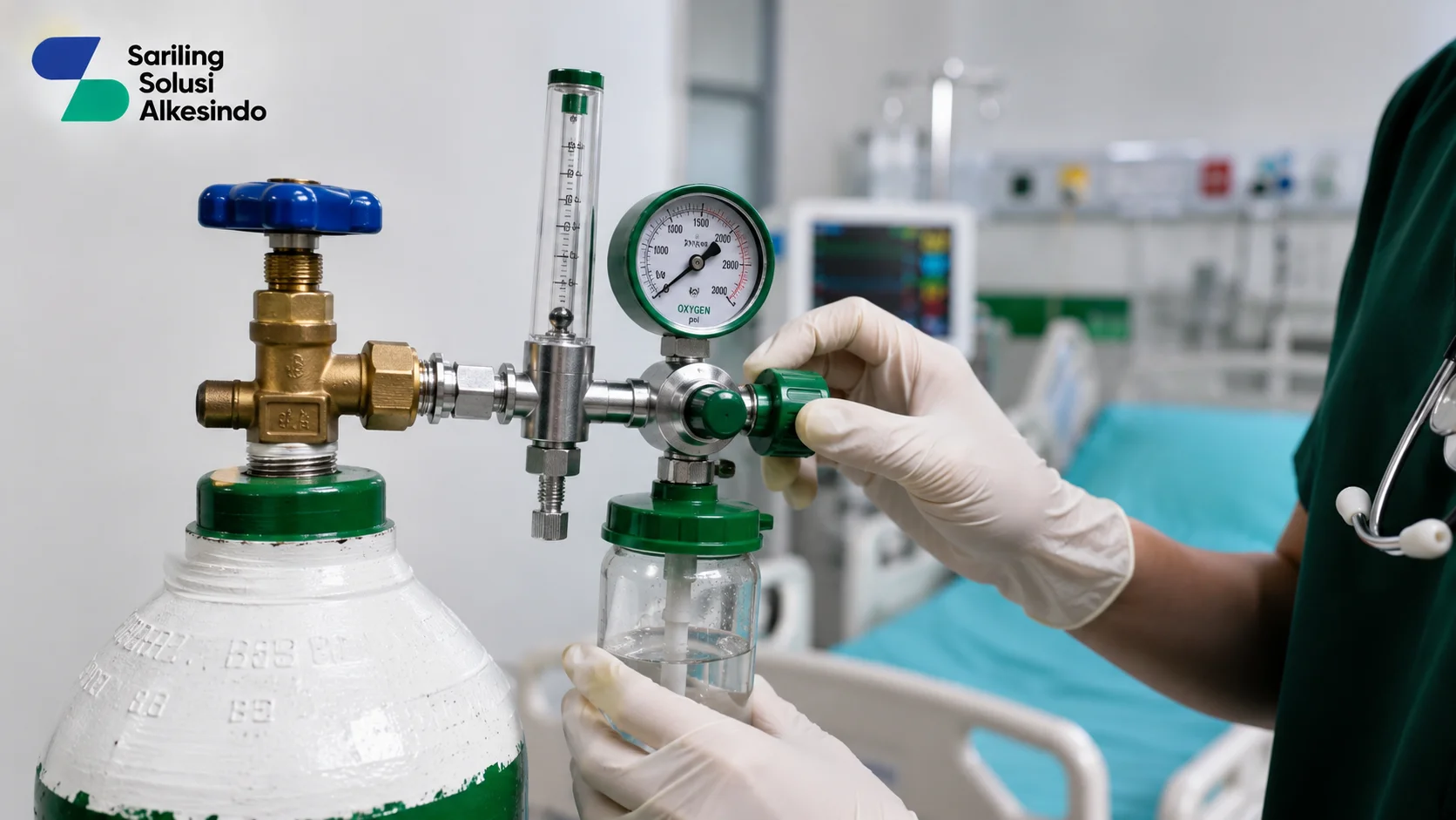 Ilustrasi mengapa memilih regulator tabung oksigen tidak boleh sembarangan yang menampilkan regulator oksigen dengan pressure gauge dan flowmeter terpasang pada tabung oksigen medis, tenaga medis melakukan pengecekan perangkat di ruang rumah sakit, serta logo Sariling Solusi Alkesindo di pojok kiri atas.