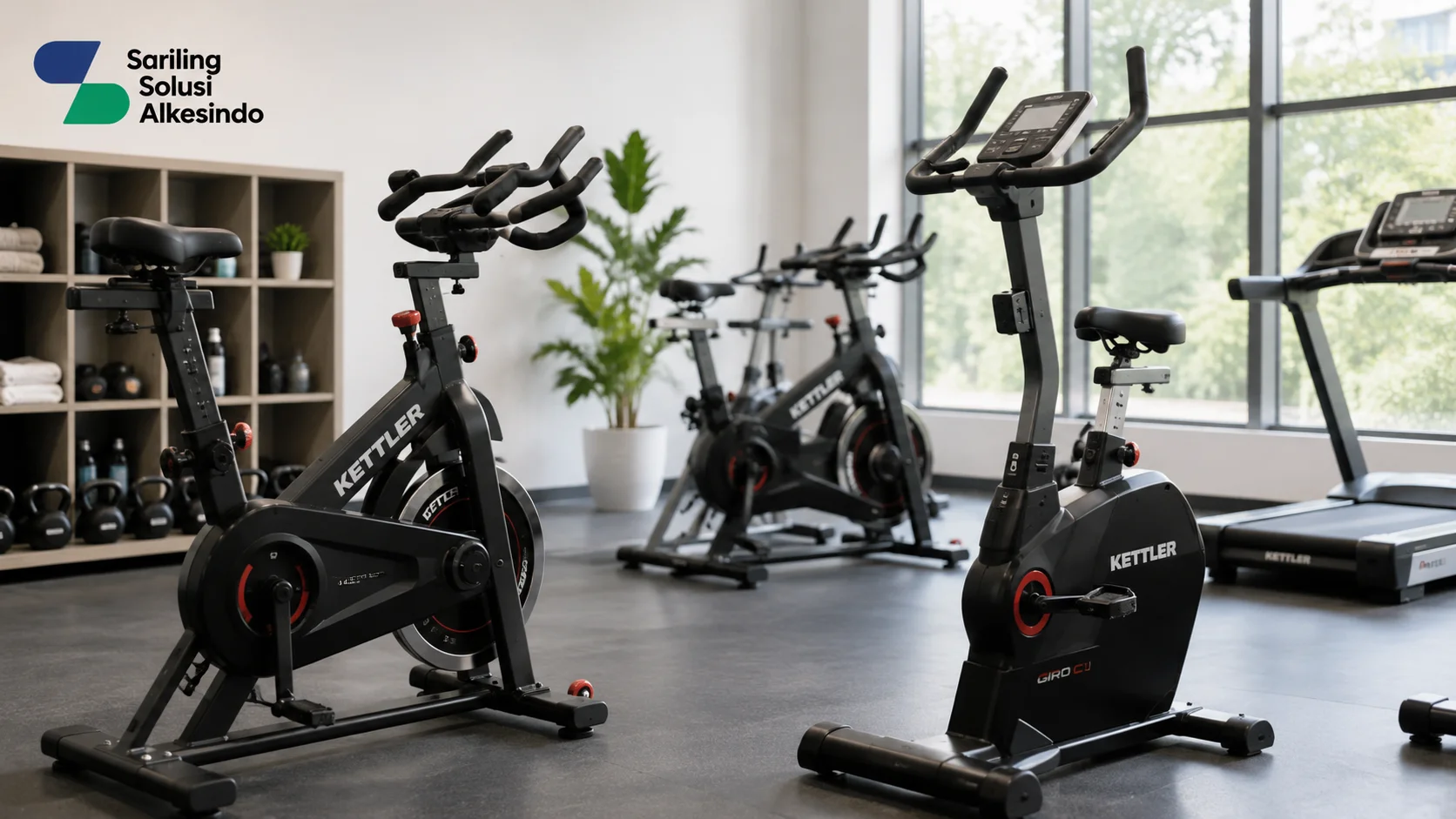 Ilustrasi penyedia sepeda Kettler INAPROC yang menampilkan berbagai jenis sepeda olahraga Kettler seperti spin bike dan upright bike di ruang gym modern, area latihan yang rapi, serta logo Sariling Solusi Alkesindo di pojok kiri atas.