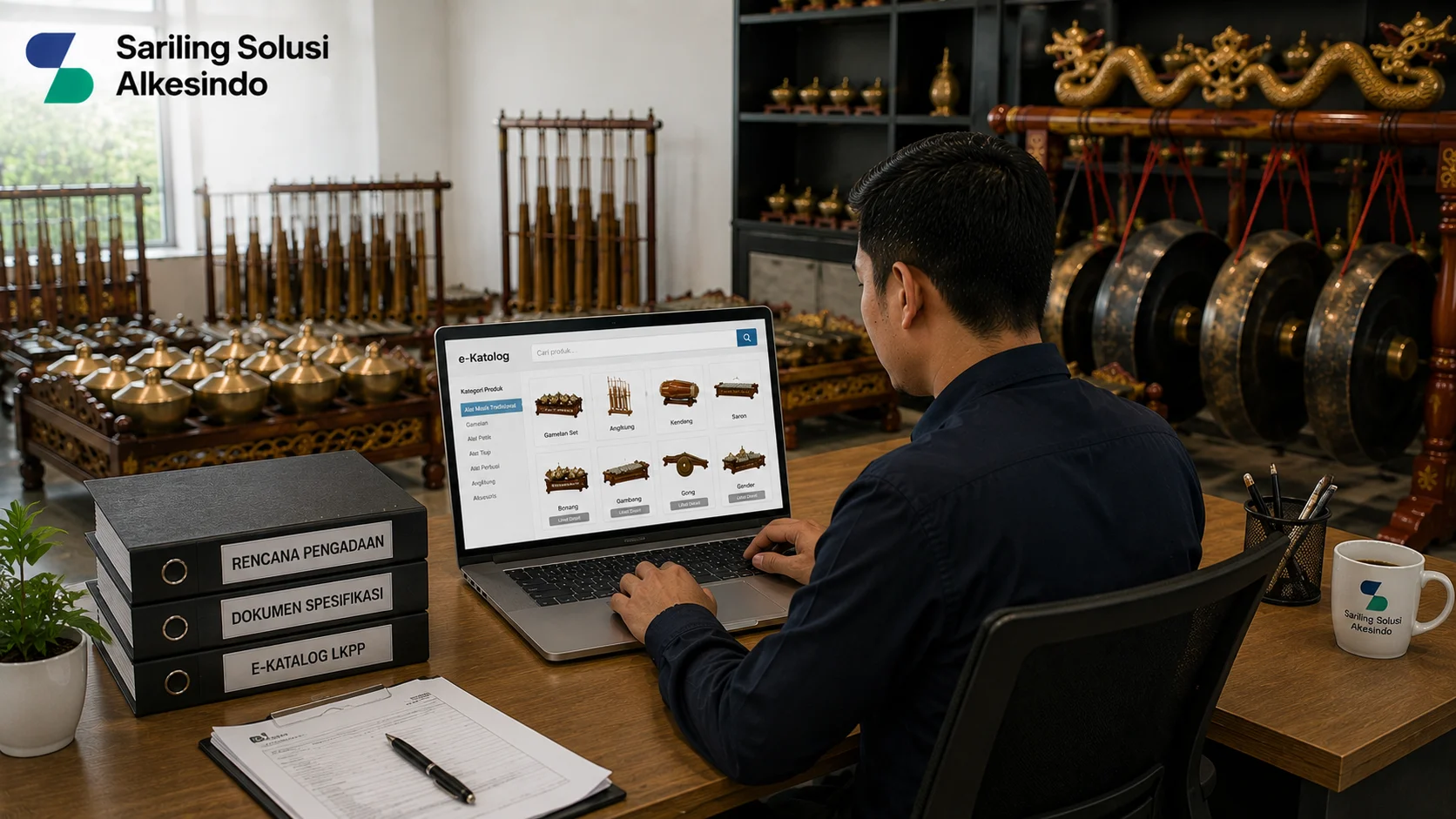 Ilustrasi memilih e-Katalog alat musik tradisional yang tepat untuk pengadaan instansi dengan menampilkan proses pencarian produk melalui katalog digital, berbagai pilihan instrumen seperti gamelan dan angklung, serta logo Sariling Solusi Alkesindo.