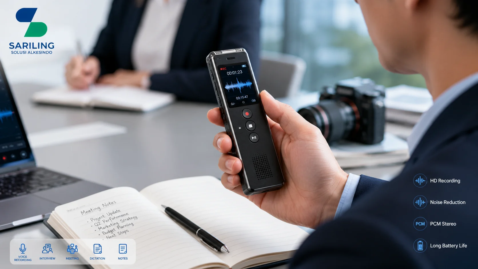 Ilustrasi seorang profesional menggunakan perekam digital genggam (voice recorder) dengan desain ergonomis dan layar digital yang menampilkan gelombang suara di lingkungan kantor modern serta logo Sariling Solusi Alkesindo.