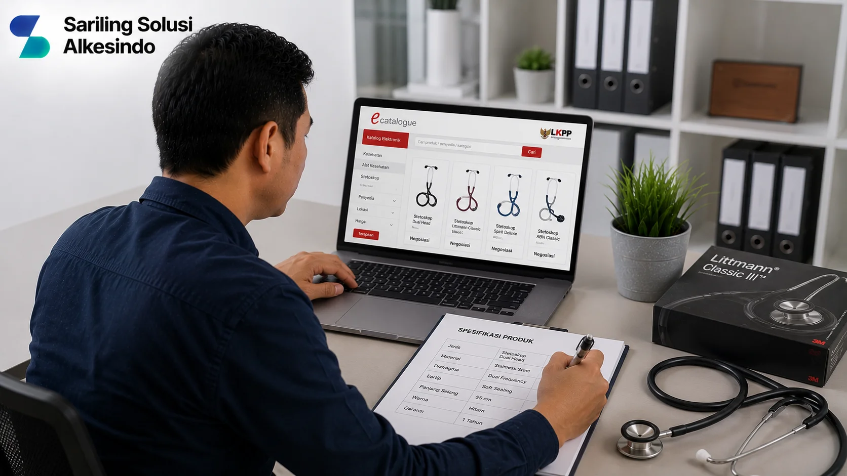 Ilustrasi review e-Katalog stetoskop dan spesifikasi produk yang menampilkan proses pengecekan katalog elektronik, perbandingan produk stetoskop, dokumen spesifikasi teknis, serta perlengkapan medis dengan logo Sariling Solusi Alkesindo.