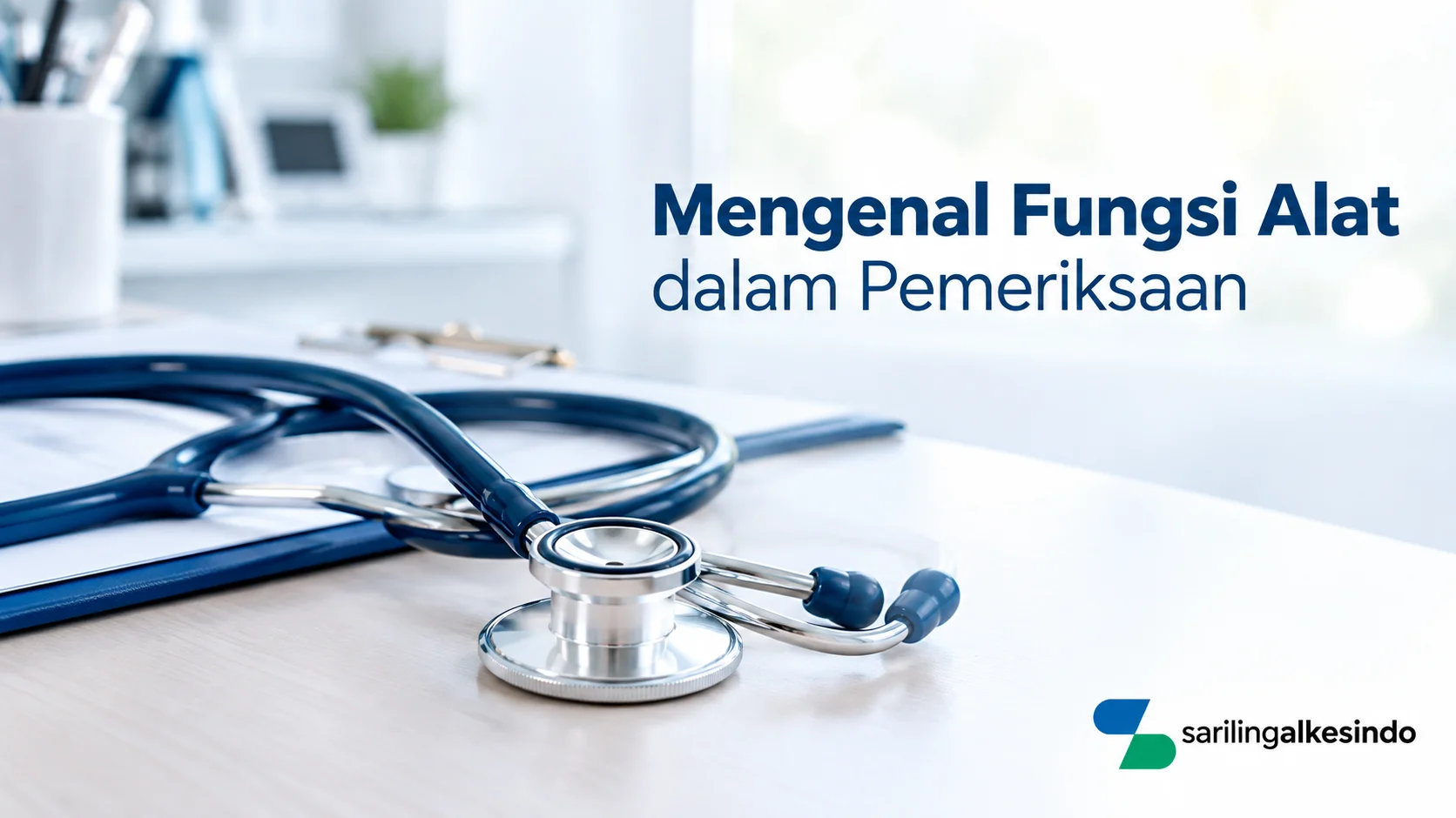 Stetoskop medis berwarna biru dan perak di ruang pemeriksaan untuk mengenal fungsi alat dalam pemeriksaan.